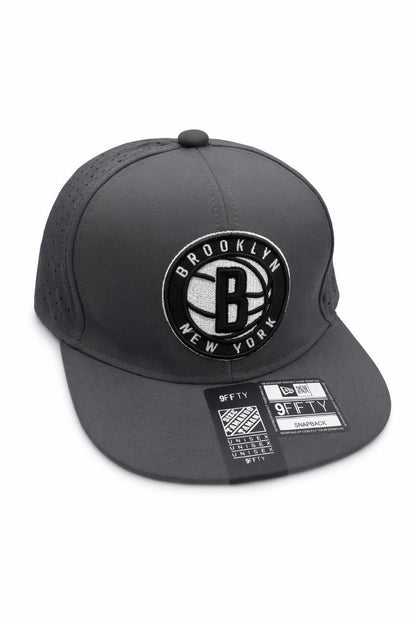 GORRA PLANA BROOKLYN GRIS OSCURO